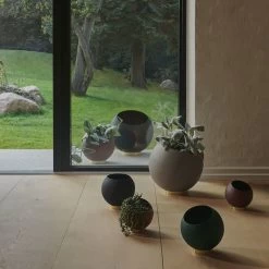 AYTM - Globe Bloempot -Meubilair Verkoopwinkel AYTM Globe Blumentopf mit Pflanze Ambinete 01