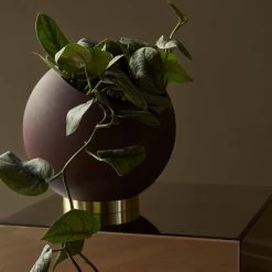 AYTM - Globe Bloempot -Meubilair Verkoopwinkel AYTM Globe Blumentopf mit Pflanze Ambinete