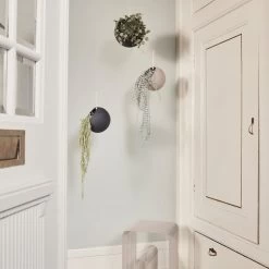 AYTM - Globe Hangende Bloempot 9 AYTM - Globe Hangende Bloempot -Meubilair Verkoopwinkel AYTM Globe Hangeblumentopf Ambiente 1 1