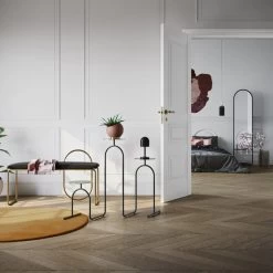 AYTM - Hiatus Bloemenkolom / Bijzettafel, Goud -Meubilair Verkoopwinkel AYTM Hiatus Blumensaeule Beistelltisch schwarz Ambiente