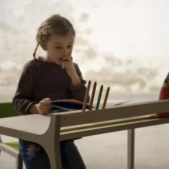 Sirch - Sibis Afra Kinderbureau -Meubilair Verkoopwinkel Afra mit Kind 1