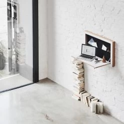 Ambivalenz - Fläpps Staatssecretaris 12 Ambivalenz - Fläpps Staatssecretaris -Meubilair Verkoopwinkel Ambivalenz Flaepps Staatsekretaer in weiss Wandmontage mit rechner Ambiente 1