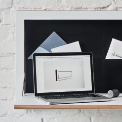 Ambivalenz - Fläpps Staatssecretaris -Meubilair Verkoopwinkel Ambivalenz Flaepps Staatsekretaer in weiss Wandmontage mit rechner nahaufnahme detail Ambiente