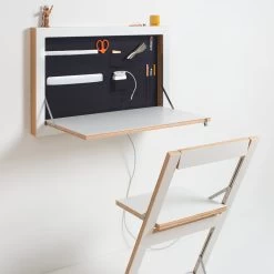 Ambivalenz - Fläpps Staatssecretaris -Meubilair Verkoopwinkel Ambivalenz Flaepps Staatsekretaer und Stuhl in weiss Wandmontage mit rechner Ambiente