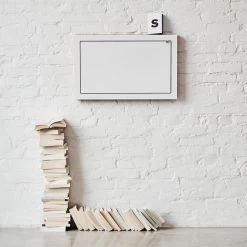 Ambivalenz - Fläpps Staatssecretaris -Meubilair Verkoopwinkel Ambivalenz Flaepps Staatssekretaer in weiss Wandmontage zusammengeklappt Ambiente