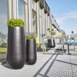 Amei - De Amfora Plantenbak 5 Amei - De Amfora Plantenbak -Meubilair Verkoopwinkel Amei Amphore Pflanzengefaess Schwarz Ambiente