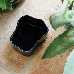 Artek - Riihitie Plantenbak -Meubilair Verkoopwinkel Artek Riihitie Uebertopf Form A gross blau Ambiente