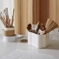 Artek - Riihitie Plantenbak -Meubilair Verkoopwinkel Artek Riihitie Uebertopf Form A gross weiss Ambiente