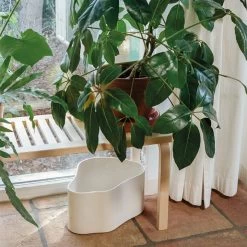 Artek - Riihitie Plantenbak -Meubilair Verkoopwinkel Artek Riihitie Uebertopf Form A gross weiss ohne Pflanze Ambiente