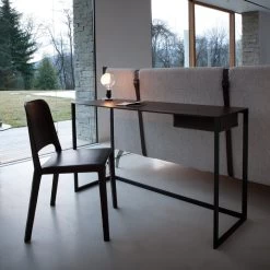 Zanotta - Calamo Bureau, Frame: Zwart Gelakt Staal, Tafelblad: Rug Gepigmenteerd 801 Leer -Meubilair Verkoopwinkel Calamo schwarz Ambiente 3