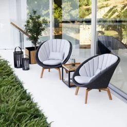 Cane-line - Peacock Lounge Fauteuil (5458) Outdoor -Meubilair Verkoopwinkel Cane line Peacock Lounge Sessel 5458 Teak dunkelgrau Situation