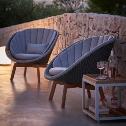 Cane-line - Peacock Lounge Fauteuil (5458) Outdoor -Meubilair Verkoopwinkel Cane line Peacock Lounge Sessel 5458 Teak hellgrau Situation 1