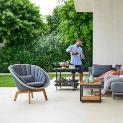 Cane-line - Peacock Lounge Fauteuil (5458) Outdoor -Meubilair Verkoopwinkel Cane line Peacock Lounge Sessel 5458 Teak hellgrau Situation 2