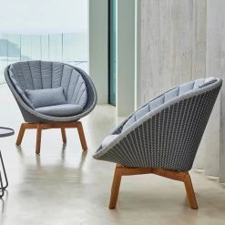 Cane-line - Peacock Lounge Fauteuil (5458) Outdoor -Meubilair Verkoopwinkel Cane line Peacock Lounge Sessel 5458 Teak hellgrau Situation