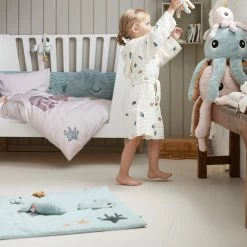 Done By Deer - Kinderbed 19 Done By Deer - Kinderbed -Meubilair Verkoopwinkel Done by Deer Sensorische Spieldecke Sea Friends mehrfarbig Zimmer Ambiente 2