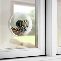 Eva Solo - Raamvoedingsstation -Meubilair Verkoopwinkel Eva Solo Fenster Futterstelle gefuellt Vogel Fensterscheibe