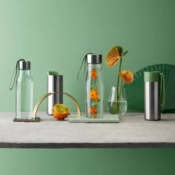 Eva Solo - Myflavour Waterfles 9 Eva Solo - Myflavour Waterfles -Meubilair Verkoopwinkel Eva Solo MyFlavour Trinkflasche ToGo Kaffeebecher gruen Ambiente