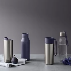 Eva Solo - To Go Thermosbeker 21 Eva Solo - To Go Thermosbeker -Meubilair Verkoopwinkel Eva Solo To Go Cup 350 ml violett blau Situation 2