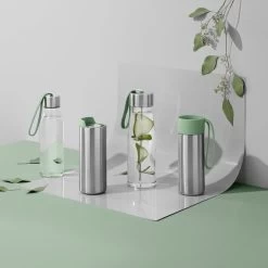 Eva Solo - Drinkfles 13 Eva Solo - Drinkfles -Meubilair Verkoopwinkel Eva Solo Trinkflasche Kollektion Eukalyptus Situation Studio 2