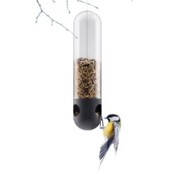 Eva Solo - Vogelvoer Tube, Hangend -Meubilair Verkoopwinkel Eva Solo Vogelfutter Roehre gefuellt Vogel