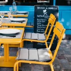 Fermob - Buitenkussen Luxembourg 37 X 41 Cm 8 Fermob - Buitenkussen Luxembourg 37 X 41 Cm -Meubilair Verkoopwinkel Fermob Basics Kissen Bellevie Tisch honig Ambiente