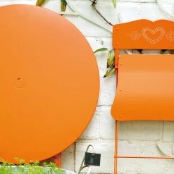 Fermob - Bistro Klaptafel Ø 96 Cm -Meubilair Verkoopwinkel Fermob Bistro Klapptisch rund Coeur Stuhl karotte Situation