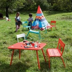 Fermob - Luxembourg Kid Kinderen Tafel -Meubilair Verkoopwinkel Fermob Luxembourg Kid Garten Rasen Spielen Schaukelpferd Tisch Stuhl Ambiente 1