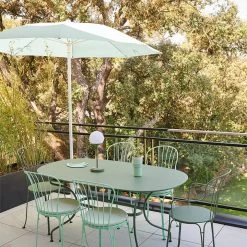 Fermob - Shadoo Parasol -Meubilair Verkoopwinkel Fermob Shadoo Opera Mooon Stehleuchte Terrasse Ambiente