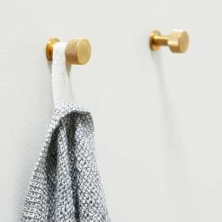 Form & Refine - Angle Haak -Meubilair Verkoopwinkel Form Refine Angle Haken 2 cm fuer Angle Hocker Messing mit Handtuch