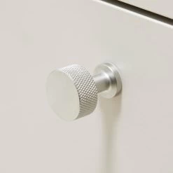 Form & Refine - Angle Haak -Meubilair Verkoopwinkel Form Refine Angle Haken 3 cm fuer Angle Hocker chrom matt Situation 1