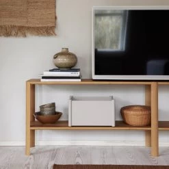 Form & Refine - Leaf Plank -Meubilair Verkoopwinkel Form and Refine Pillar Box Medium grey im Leaf Shelf Ambiente 1 1