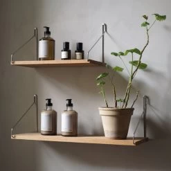 Frama - Shelf Wandplank -Meubilair Verkoopwinkel Frama Apothecary Handseife Shelf Regal Eiche Stahl Situation 1
