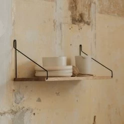 Frama - Shelf Wandplank -Meubilair Verkoopwinkel Frama Otto Geschirr Shelf Regal Eiche schwarz Situation 1