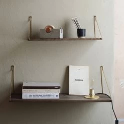 Frama - Shelf Wandplank -Meubilair Verkoopwinkel Frama Shelf Regal Eiche dunkel geoelt Messing Situation 1
