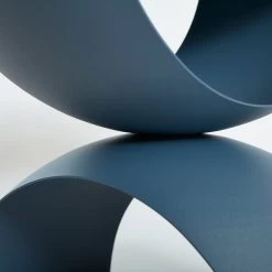 Frederik Roijé - Bow Bow 12 Frederik Roijé - Bow Bow -Meubilair Verkoopwinkel Frederik Roije Bow Bow Beistelltisch 40 x 40 cm metal blue Detail Ambiente