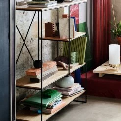 Fritz Hansen - Planner Plank -Meubilair Verkoopwinkel Fritz Hansen Planner Regal medium Eiche schwarz Ambiente 01