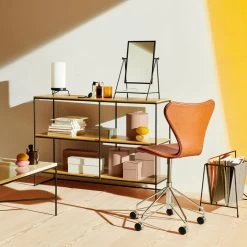 Fritz Hansen - Planner Plank -Meubilair Verkoopwinkel Fritz Hansen Planner shelving Magazine holder Planner table lamp Table Mirror and Series 7 Ambiente