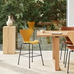 Fritz Hansen - Serie 7 Junior Stoel 10 Fritz Hansen - Serie 7 Junior Stoel -Meubilair Verkoopwinkel Fritz Hansen Serie 7 Junior Stuhl Ambiente 1