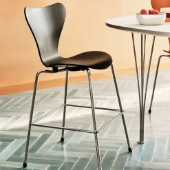 Fritz Hansen - Serie 7 Junior Stoel 14 Fritz Hansen - Serie 7 Junior Stoel -Meubilair Verkoopwinkel Fritz Hansen Serie 7 Junior Stuhl Chrom schwarz Ambiente