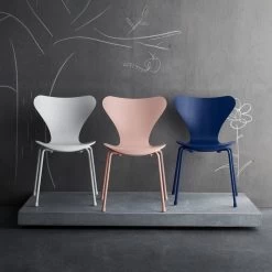 Fritz Hansen - Serie 7 Kinderstoel, Monochroom Roze -Meubilair Verkoopwinkel Fritz Hansen Serie 7 Kinderstuhl Monochrom weiss rose blau nebeineinander Ambiente