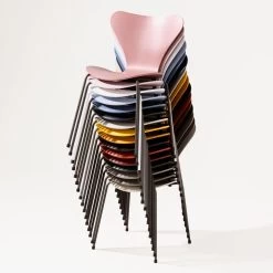 Fritz Hansen - Serie 7 Stoel ( Sense Of Colour ) 8 Fritz Hansen - Serie 7 Stoel ( Sense Of Colour ) -Meubilair Verkoopwinkel Fritz Hansen Serie 7 Stuhl Sense of Colour gestapelt
