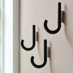 Gejst - Muurhaken -Meubilair Verkoopwinkel Gejst Wandhaken Eiche schwarz chrom Trio Wand Ambiente