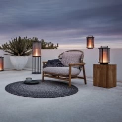 Gloster - Deco Tapijt Outdoor -Meubilair Verkoopwinkel Gloster Ambient Line Glass Lantern Akku LED Leuchte meteor grau Situation 6 1