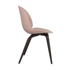 Gubi - Beetle Stoel 9 Gubi - Beetle Stoel -Meubilair Verkoopwinkel Gubi Beetle Dining Chair Wood Base schwarz gebeizt sweetpink Seitenansicht Freisteller