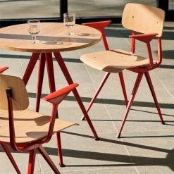 Hay - Result Fauteuil -Meubilair Verkoopwinkel HAY Result Armlehnenstuhl Eiche natur rot Situation 1