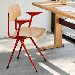 Hay - Result Fauteuil -Meubilair Verkoopwinkel HAY Result Armlehnenstuhl Eiche natur rot Situation 2