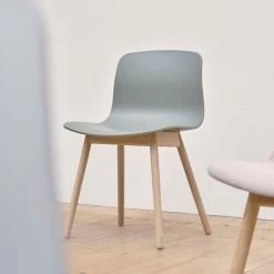 Hay - About A Chair AAC 12 -Meubilair Verkoopwinkel Hay About A Chair AAC 12 Eiche matt lackiert Ambiente