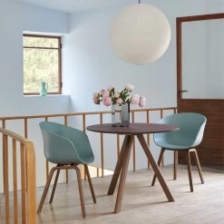 Hay - About A Chair AAC 22 -Meubilair Verkoopwinkel Hay About A Chair AAC 22 Walnuss lackiert Ambiente 2