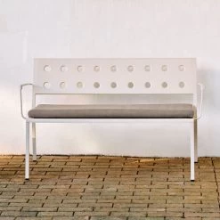 Hay - Balcony Loungebank Met Armleuningen -Meubilair Verkoopwinkel Hay Balcony Lounge Bank mit Armlehnen L 121 cm chalk beige mit Sitzkissen Situation