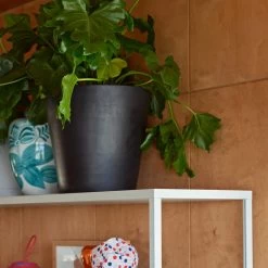 Hay - Bloempot Met Schotel -Meubilair Verkoopwinkel Hay Blumentopf mit Untersetzer XXL schwarz Situation 1